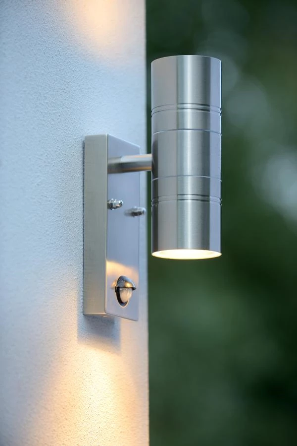 Lucide ARNE-LED IR - Wall spotlight / Wall light Indoor/Outdoor - Ø 6,3 cm - LED - GU10 - 2x5W 2700K - IP44 - Motion Sensor - Satin Chrome - ambiance 1